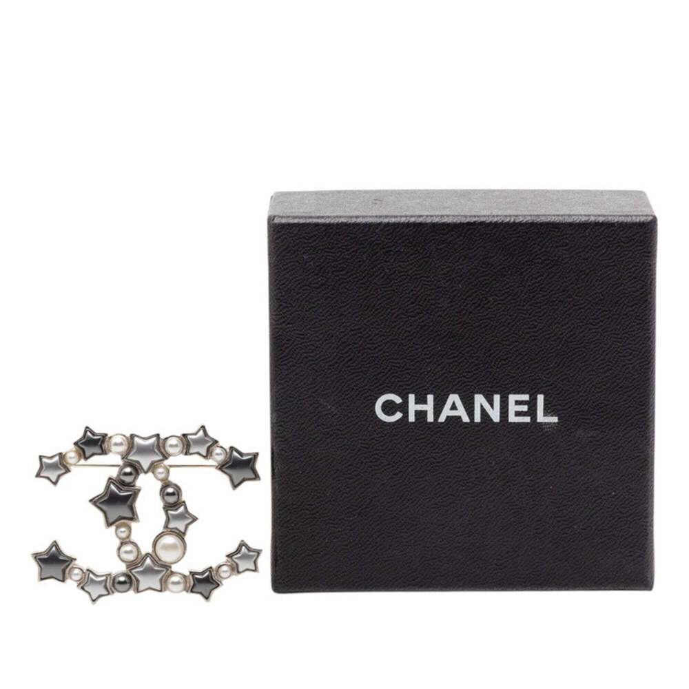 CHANEL Silver Pearl Logo Brooch - Picture 4 of 4